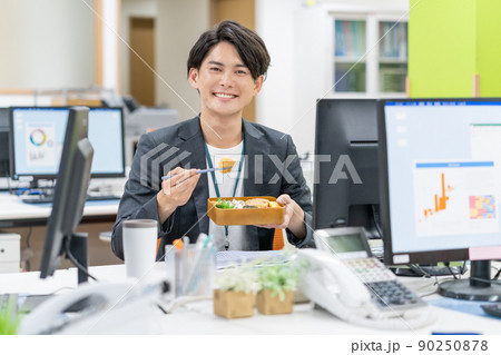 SDGs オフィスでマイ箸を使ってお弁当を食べるビジネスマン SDGs オフィスでマイ箸を使ってお弁当を食べるビジネスマン 90250878