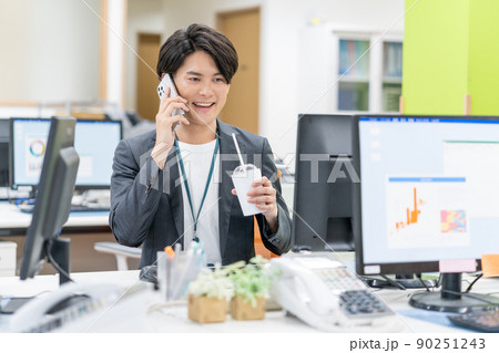 SDGs オフィスでマイストローを使って飲み物を飲む若いビジネスマン SDGs オフィスでマイストローを使って飲み物を飲む若いビジネスマン 90251243