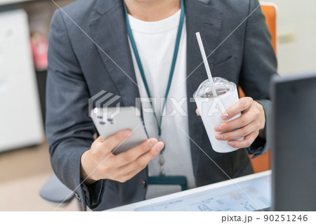 SDGs オフィスでマイストローを使って飲み物を飲む若いビジネスマンの手元のアップ 90251246