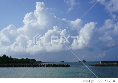 小浜島港から見える海と空の風景 90251718