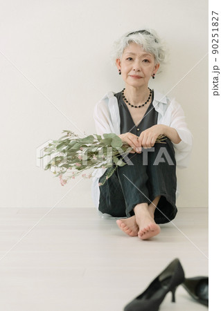 ヒールを脱ぎ捨てるおしゃれなシニア女性 90251827