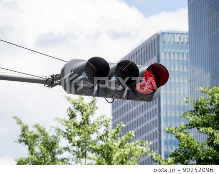 赤色が点灯している信号機。 90252096