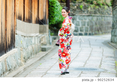京都の石畳を歩く着物姿の若い女性 90252634