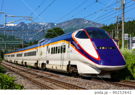 線路を走る山形新幹線E3系つばさ 線路を走る山形新幹線E3系つばさ 90252642