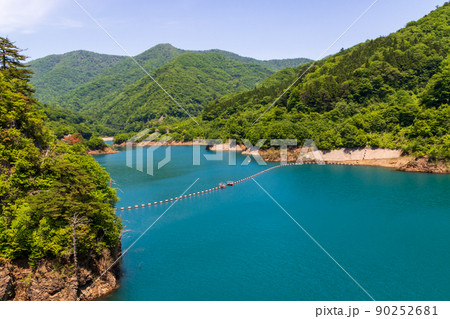 青い湖水の奥四万湖 群馬県中之条町 青い湖水の奥四万湖 群馬県中之条町 90252681