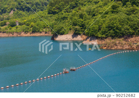 青い湖水の奥四万湖　群馬県中之条町 90252682