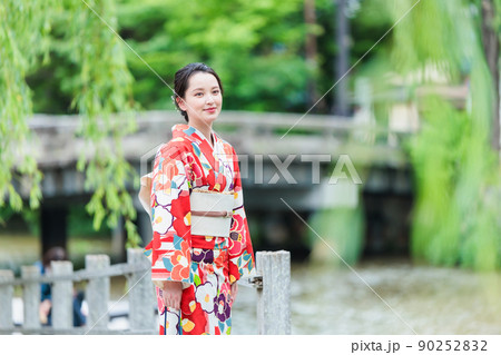 着物で京都観光をする若い女性 着物で京都観光をする若い女性 90252832