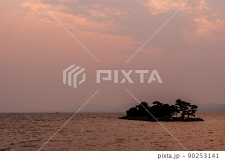 【島根県　松江市】宍道湖夕日スポットの夕日 90253141