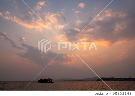 【島根県　松江市】宍道湖夕日スポットの夕日 90253143