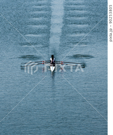スピードに乗ったダブルスカルが水面に残す水紋 90253805