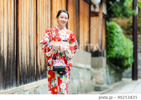 京都の石畳を歩く着物姿の若い女性 90253835