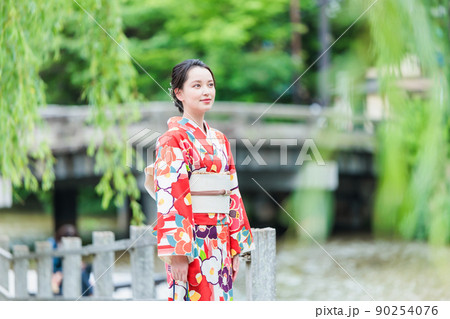 着物で京都観光をする若い女性 着物で京都観光をする若い女性 90254076