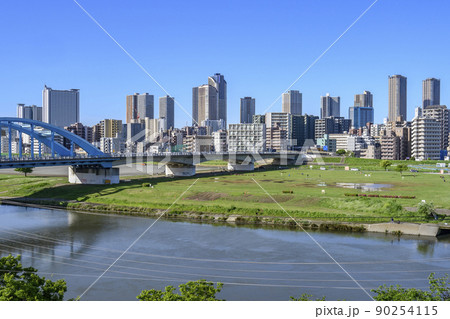 多摩川台公園から多摩川越しに望む武蔵小杉のタワーマンション群と住宅街 90254115