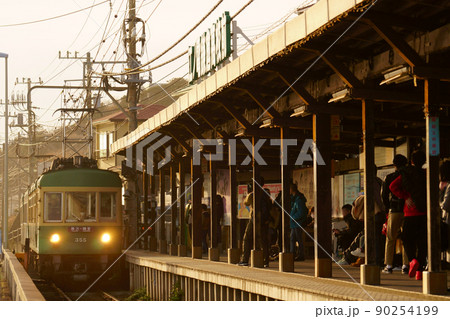 夕暮れの鎌倉高校前駅に入線する江ノ電（300形） 90254199