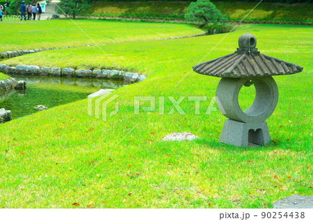 【日本三名園】特別名勝 後楽園のシンボルの螢灯籠と曲水2　岡山県岡山市北区 90254438