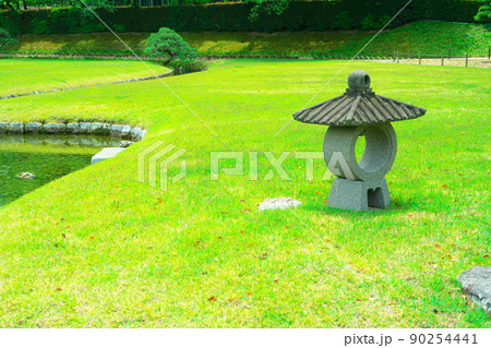 【日本三名園】特別名勝 後楽園のシンボルの螢灯籠と曲水4 岡山県岡山市北区 【日本三名園】特別名勝 後楽園のシンボルの螢灯籠と曲水4 岡山県岡山市北区 90254441