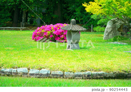 【日本三名園】特別名勝 後楽園のシンボルの螢灯籠と曲水とツツジの花3　岡山県岡山市北区 90254443