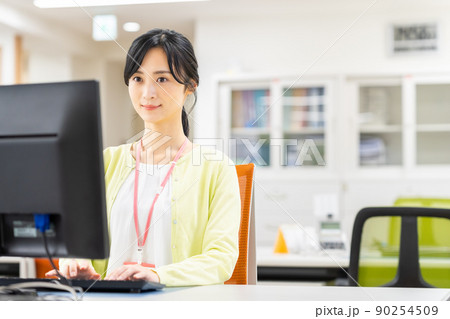 オフィスで働くビジネスウーマン　 90254509
