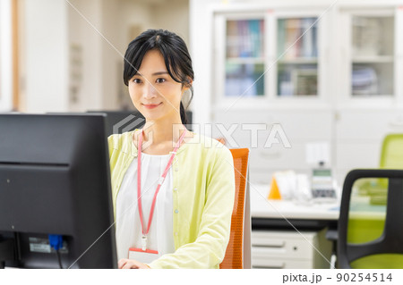 オフィスで働くビジネスウーマン　 90254514