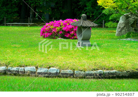 【日本三名園】特別名勝 後楽園のシンボルの螢灯籠と曲水とツツジの花4　岡山県岡山市北区 90254807
