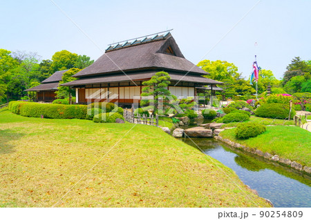 【日本三名園】特別名勝 初夏の後楽園の延養亭と能舞台 岡山県岡山市北区 【日本三名園】特別名勝 初夏の後楽園の延養亭と能舞台 岡山県岡山市北区 90254809