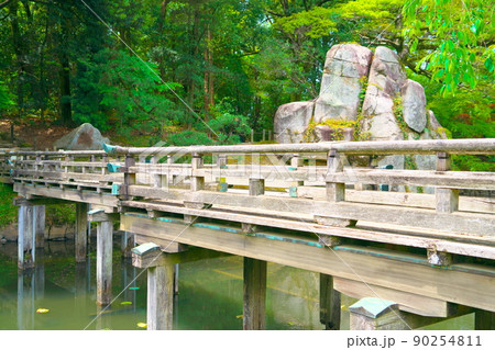 【日本三名園】特別名勝 後楽園の花葉の池に架かる栄唱橋と大立石2　岡山県岡山市北区 90254811