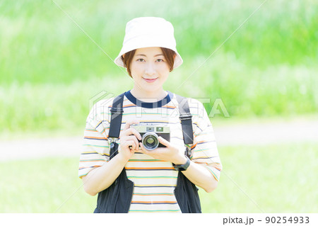 公園でカメラを持つ女性 90254933