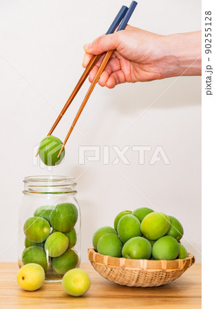 梅酒 作り 梅仕事 【 初夏 の 風物詩 】 梅酒 作り 梅仕事 【 初夏 の 風物詩 】 90255128