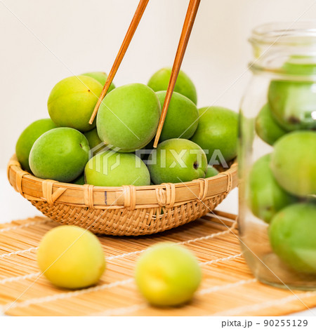 梅酒 作り 梅仕事 【 初夏 の 風物詩 】 梅酒 作り 梅仕事 【 初夏 の 風物詩 】 90255129
