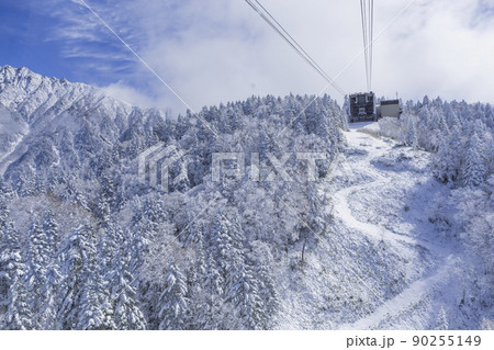 新穂高ロープウェイからの展望 　ロープウェイ　初冠雪　穂高連峰　雪山　雪景色 90255149