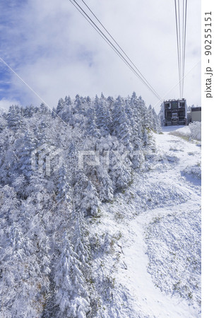 新穂高ロープウェイからの展望 　ロープウェイ　初冠雪　穂高連峰　雪山　雪景色 90255151