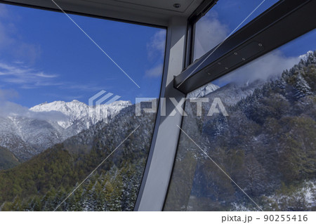 新穂高ロープウェイからの展望 紅葉 ロープウェイ 穂高連峰 雪山 雪景色 新穂高ロープウェイからの展望 紅葉 ロープウェイ 穂高連峰 雪山 雪景色 90255416