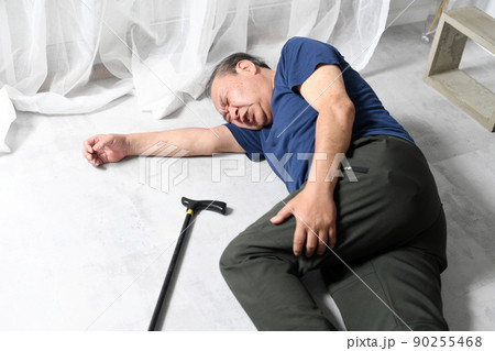 転倒して足を痛めた高齢者男性 90255468