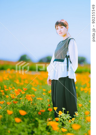有名なポピー畑でかわいい女性モデルポートレート 有名なポピー畑でかわいい女性モデルポートレート 90255549