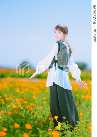 有名なポピー畑でかわいい女の子ポートレート 90255699