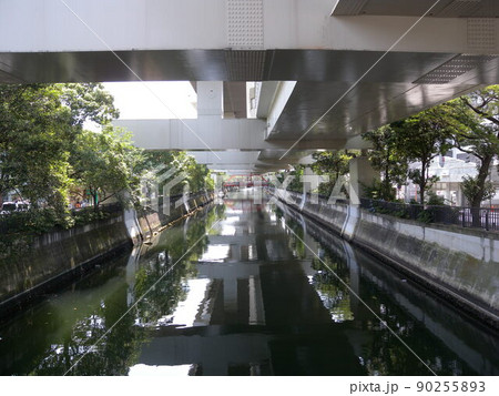 運河 水路 高速道路 コンクリート 緑 運河 水路 高速道路 コンクリート 緑 90255893
