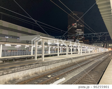 夜の駅　プラットホーム　夜景　山形駅 90255901
