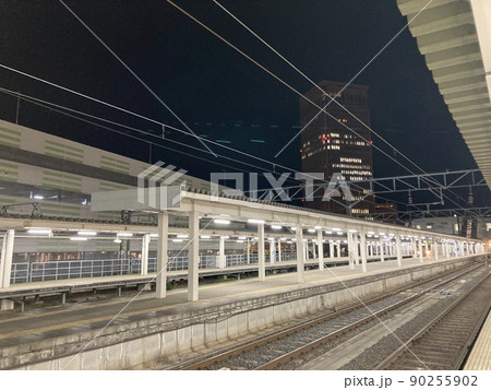 夜の駅 プラットホーム 夜景 山形駅 夜の駅 プラットホーム 夜景 山形駅 90255902