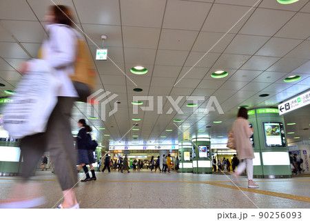 JR新宿駅西口地下改札周辺の景色 JR新宿駅西口地下改札周辺の景色 90256093