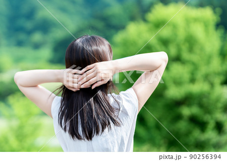 新緑を満喫する女性の後姿【パーツカット】 90256394