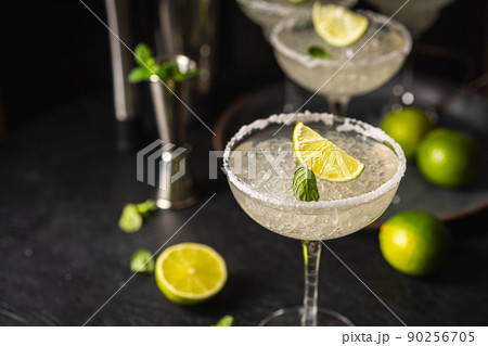 Margarita cocktail with lime 90256705