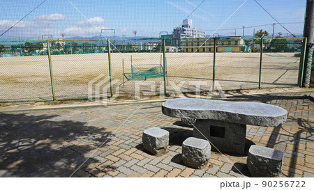 静岡県駿東郡清水町の風景＜05＞（清水町立清水中学校の校舎とグラウンド） 90256722