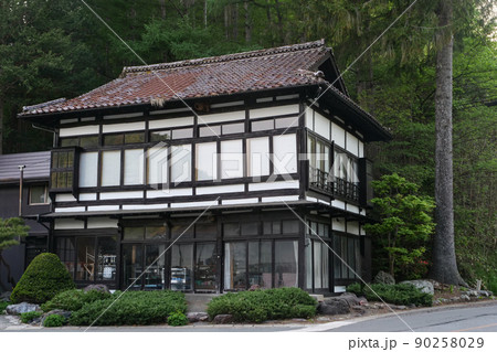 風景、家屋、古民家　ワインで有名な岩手県葛巻町の大きな民家 90258029