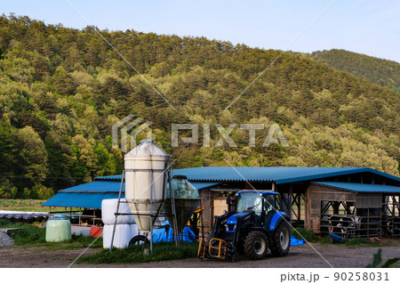 風景、家屋、古民家　ワインで有名な岩手県の酪農地 90258031