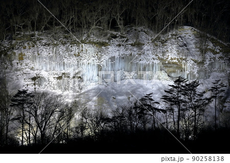 ライトアップされた神秘的で美しい氷のカーテン（白川氷柱群　長野県 木曽町） 90258138