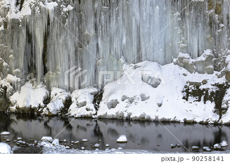 神秘的で美しい氷のカーテン(白川氷柱群 長野県 木曽町 神秘的で美しい氷のカーテン(白川氷柱群 長野県 木曽町 90258141