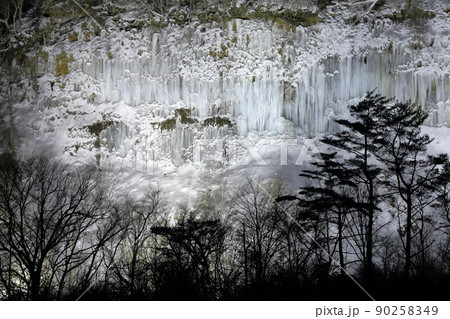 ライトアップされた神秘的で美しい氷のカーテン（白川氷柱群　長野県 木曽町） 90258349