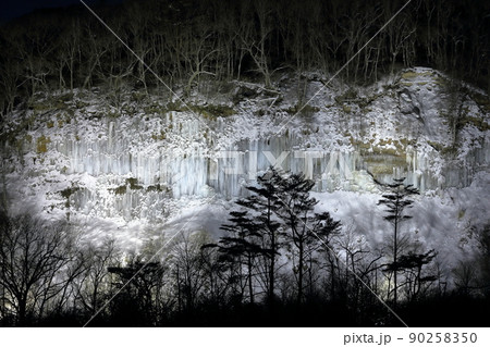 ライトアップされた神秘的で美しい氷のカーテン（白川氷柱群　長野県 木曽町） 90258350