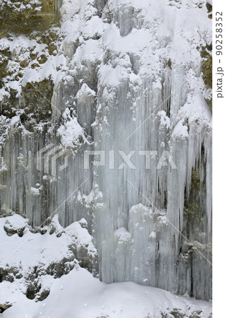 巨大な氷柱が連なる美しい氷のカーテン(白川氷柱群 長野県 木曽町) 巨大な氷柱が連なる美しい氷のカーテン(白川氷柱群 長野県 木曽町) 90258352