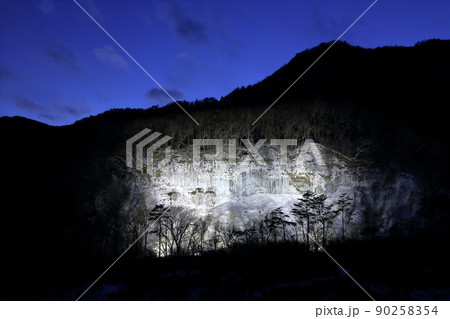 ライトアップされた神秘的で美しい氷のカーテン（白川氷柱群　長野県 木曽町） 90258354